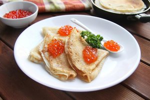 Блинчики с красной икрой